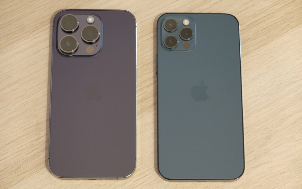 Die Objektive des iPhone 12 Pro wirken im Vergleich winzig.