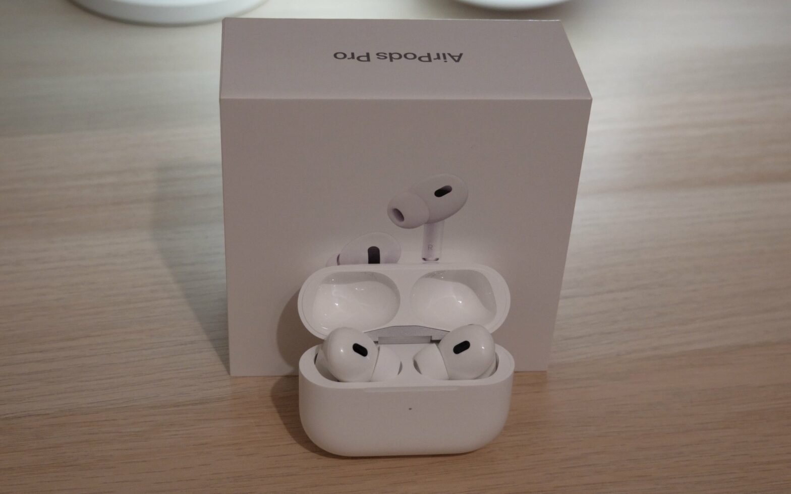 Apple AirPods Pro (2. Generation) Teaser 01