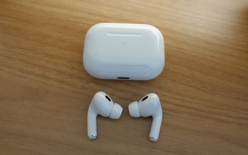 Apple Air Pods Pro mit MagSafe Ladecase und USB‑C Anschluss.