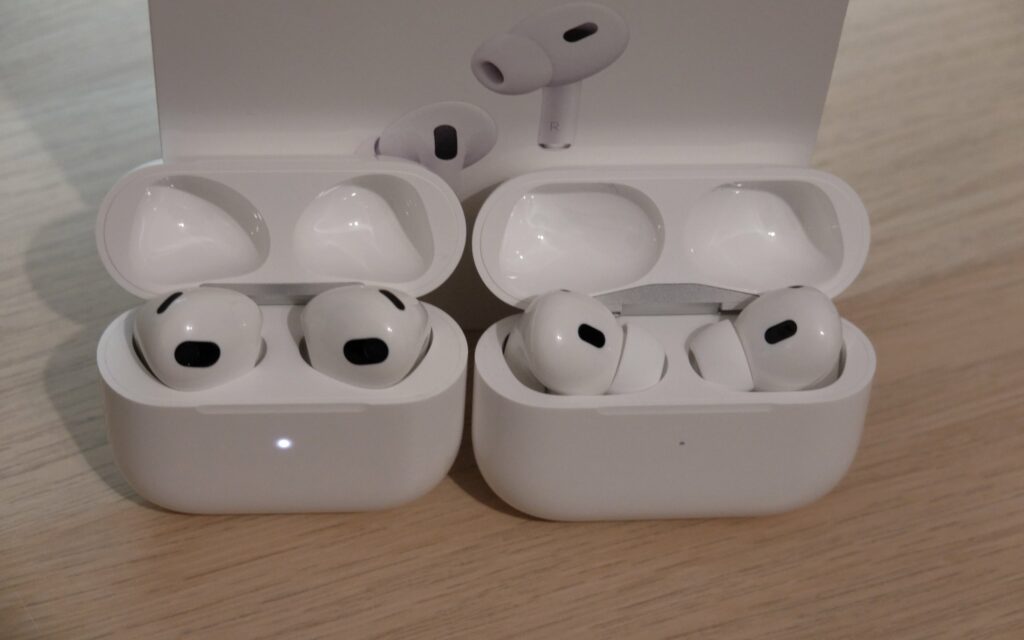 Das Case der AirPods Pro ist im Vergleich zu den AirPods 3 etwas breiter.