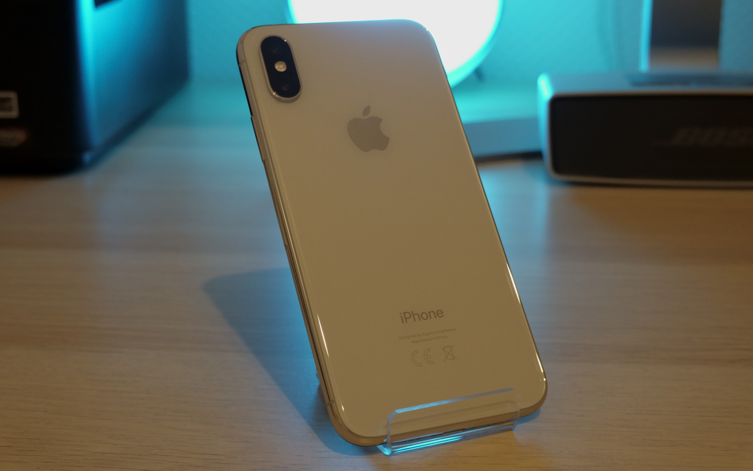 Das iPhone XS lässt sich durch die Rückseite aus Glas